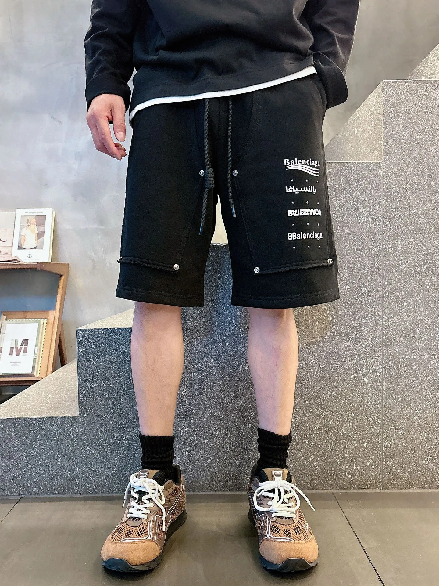 Balenciaga's three-standard complete 2026 summer New Arrival men's casual shorts, advanced custom-made Breathable fabric, Breathable fabric, extremely stretchy and comfortable, impeccable details, top-grade accessories, original logo design concept, delicate and soft feel! The upper body fit is awesome! Size: M-XXXL Please state your height and weight when ordering